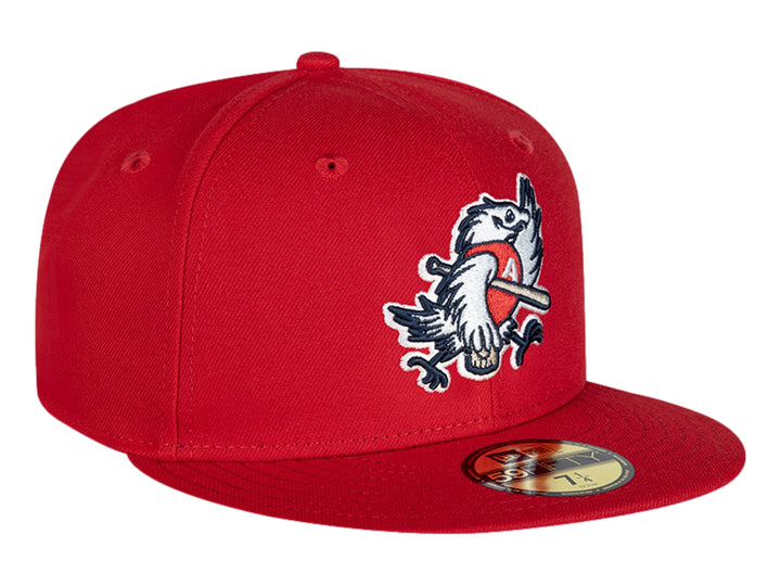 Gorra de béisbol New Era color rojo con visera plana y bordado de mascota en la parte frontal.