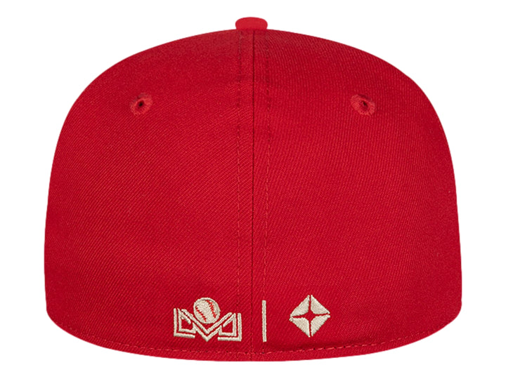 Gorra de béisbol New Era color rojo con visera plana y bordado de mascota en la parte frontal.