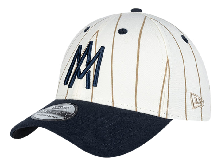 Gorra New Era blanca con rayas doradas, visera azul marino y logotipo bordado en el frente.