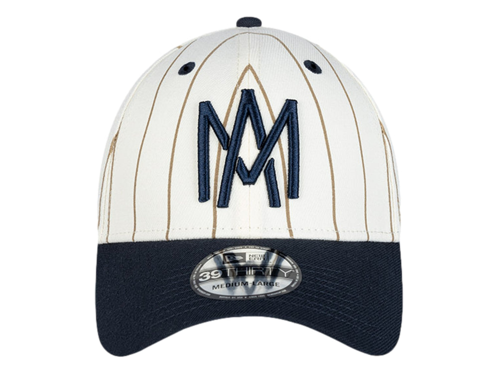 Gorra New Era blanca con rayas doradas, visera azul marino y logotipo bordado en el frente.