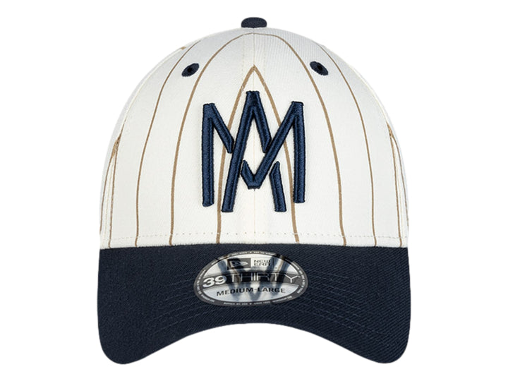 Gorra New Era blanca con rayas doradas, visera azul marino y logotipo bordado en el frente.