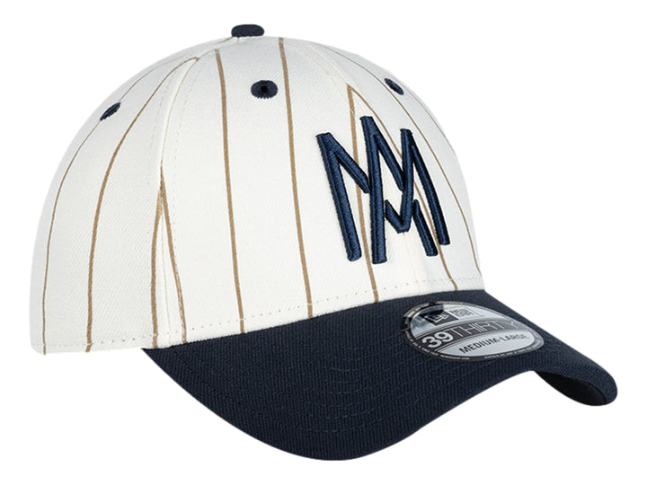 Gorra New Era blanca con rayas doradas, visera azul marino y logotipo bordado en el frente.