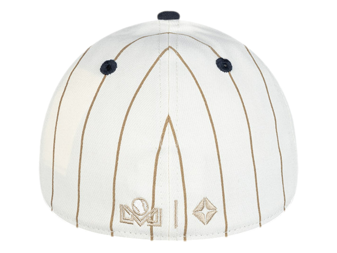 Gorra New Era blanca con rayas doradas, visera azul marino y logotipo bordado en el frente.