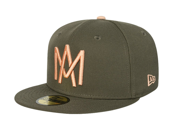 Gorra de béisbol New Era color verde con logotipo bordado en color naranja y visera plana.