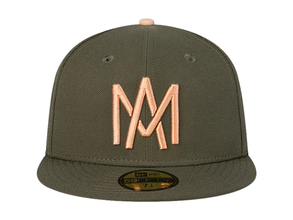 Gorra de béisbol New Era color verde con logotipo bordado en color naranja y visera plana.