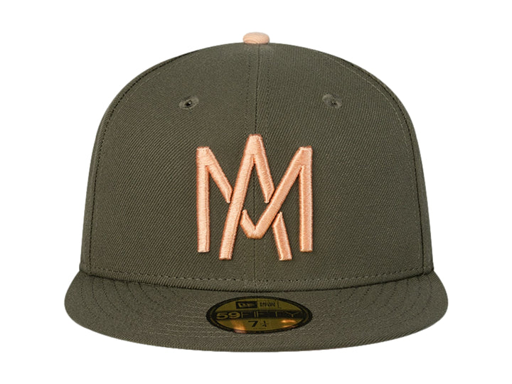 Gorra de béisbol New Era color verde con logotipo bordado en color naranja y visera plana.