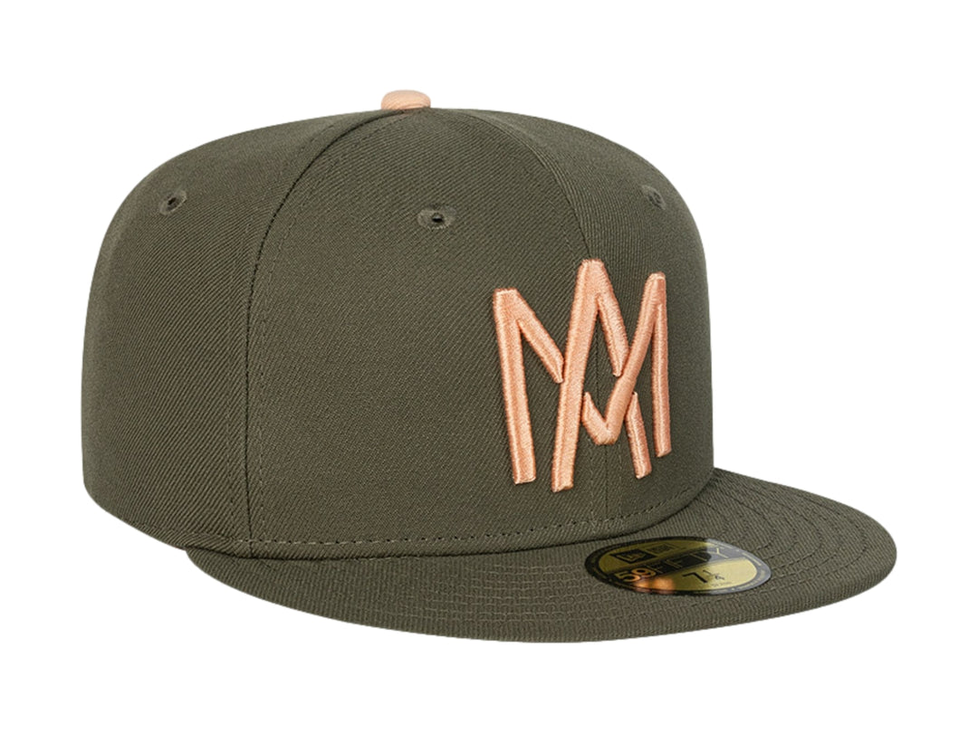 Gorra de béisbol New Era color verde con logotipo bordado en color naranja y visera plana.