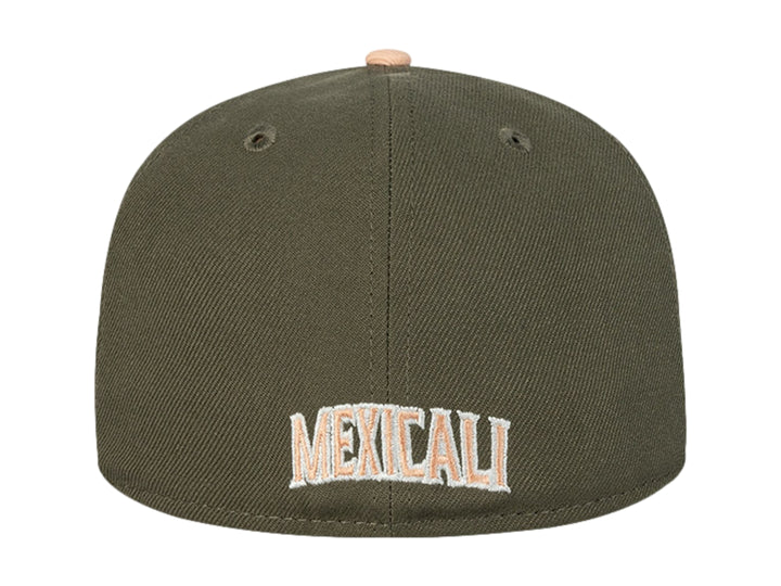 Gorra de béisbol New Era color verde con logotipo bordado en color naranja y visera plana.