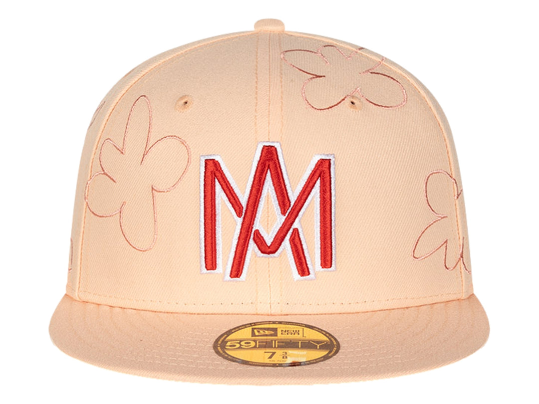 Gorra New Era color rosa con visera plana, bordados de flores y letras &