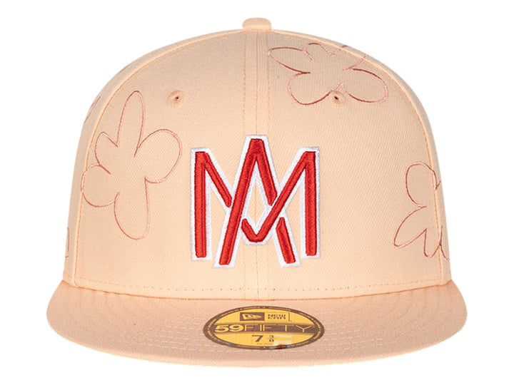 Gorra New Era color rosa con visera plana, bordados de flores y letras &