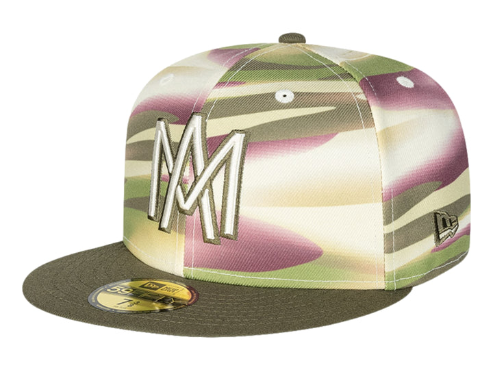 Gorra New Era con visera plana en color verde oliva y corona con estampado de camuflaje multicolor en tonos rosa, beige y verde.