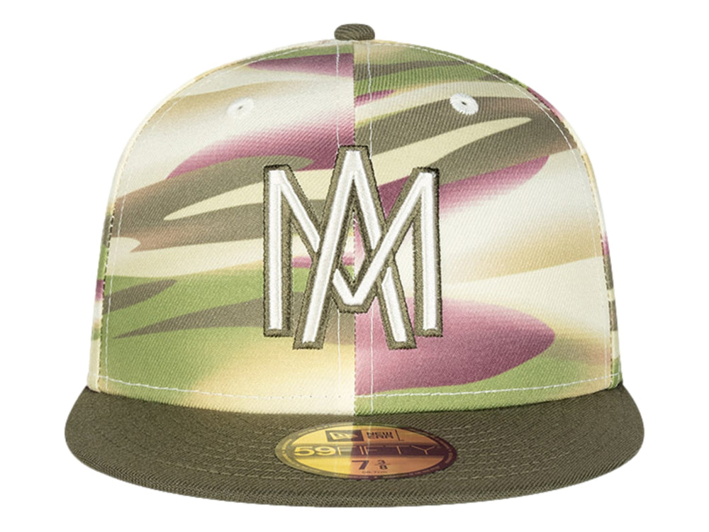 Gorra New Era con visera plana en color verde oliva y corona con estampado de camuflaje multicolor en tonos rosa, beige y verde.