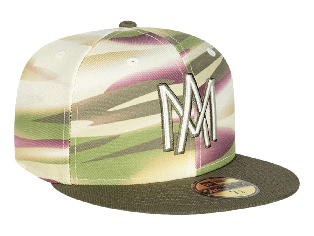Gorra New Era con visera plana en color verde oliva y corona con estampado de camuflaje multicolor en tonos rosa, beige y verde.