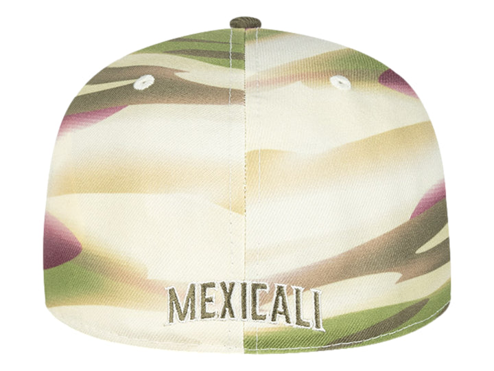 Gorra New Era con visera plana en color verde oliva y corona con estampado de camuflaje multicolor en tonos rosa, beige y verde.