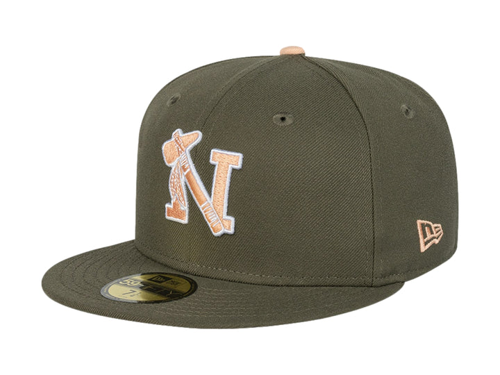 Gorra de béisbol New Era color verde oliva con visera plana y logotipo bordado en el frente.