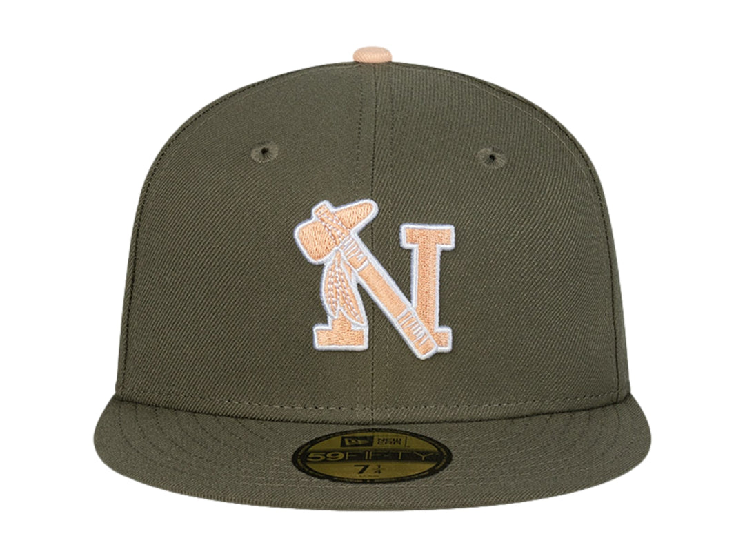 Gorra de béisbol New Era color verde oliva con visera plana y logotipo bordado en el frente.