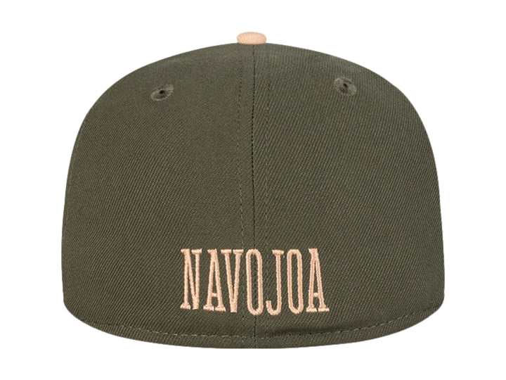 Gorra de béisbol New Era color verde oliva con visera plana y logotipo bordado en el frente.