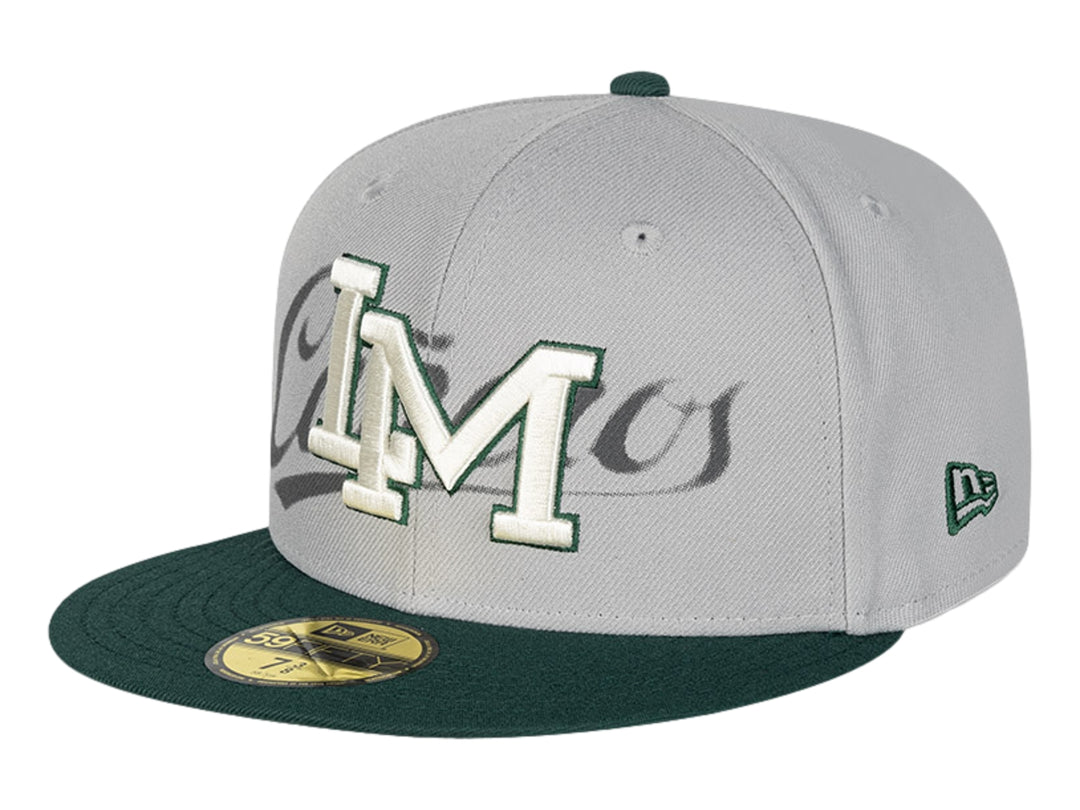 Gorra New Era color gris con visera verde oscuro y letras bordadas en blanco y verde en el frente.