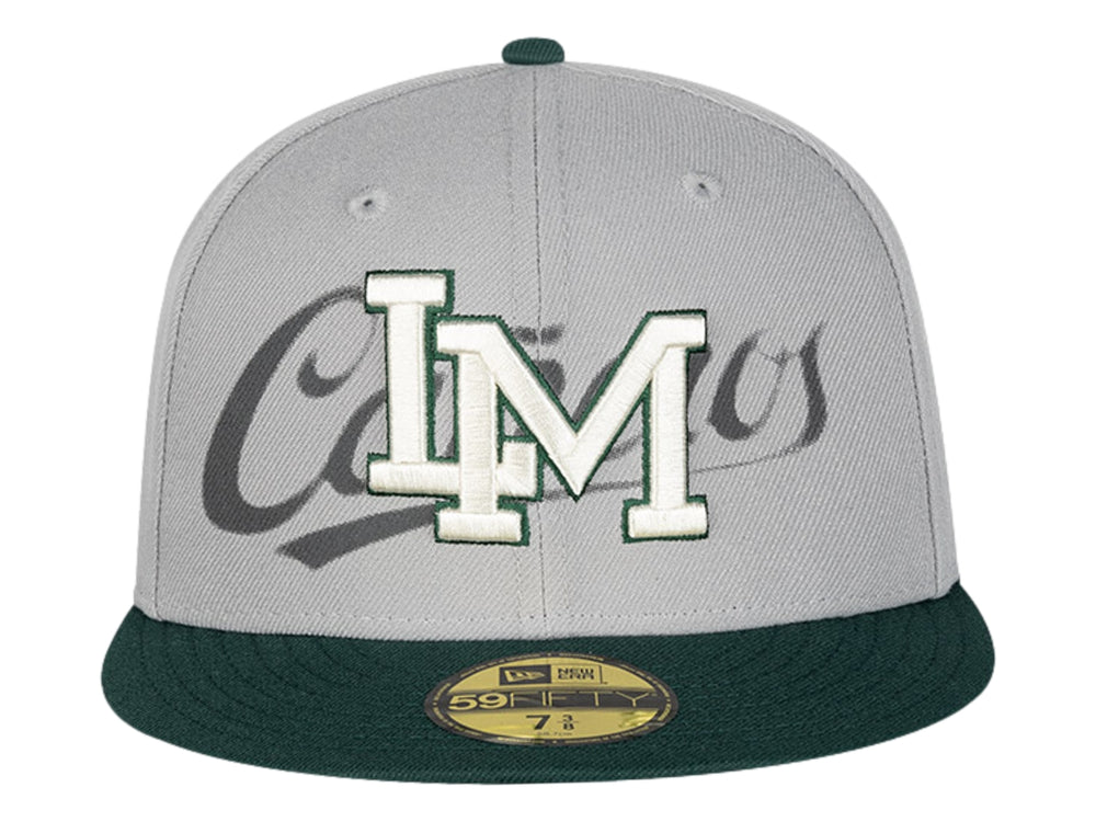 Gorra New Era color gris con visera verde oscuro y letras bordadas en blanco y verde en el frente.