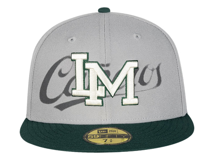 Gorra New Era color gris con visera verde oscuro y letras bordadas en blanco y verde en el frente.