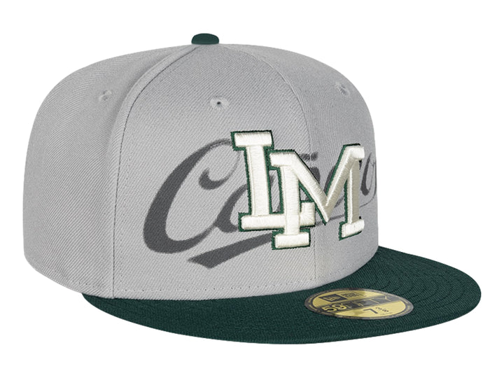 Gorra New Era color gris con visera verde oscuro y letras bordadas en blanco y verde en el frente.