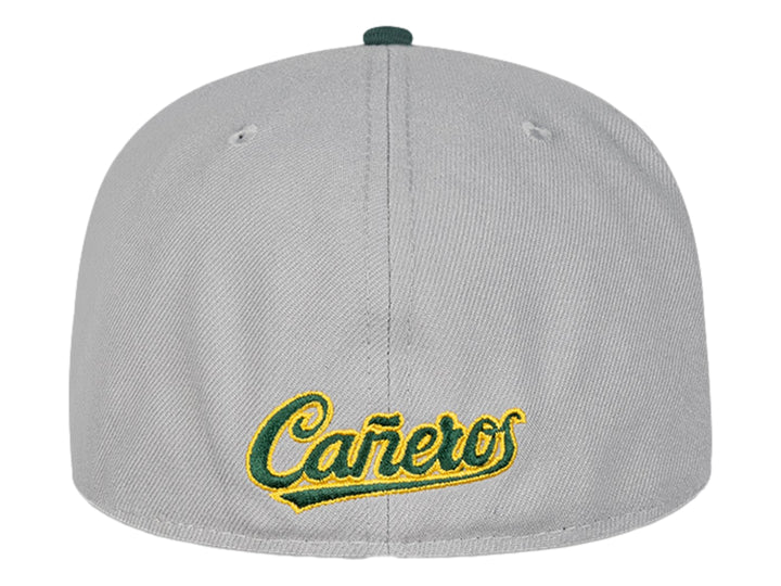 Gorra New Era color gris con visera verde oscuro y letras bordadas en blanco y verde en el frente.