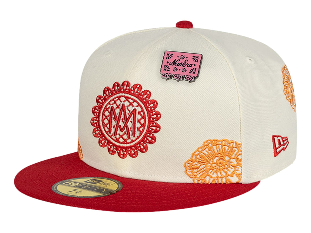 Gorra New Era blanca con visera roja y bordados decorativos en rojo y naranja.