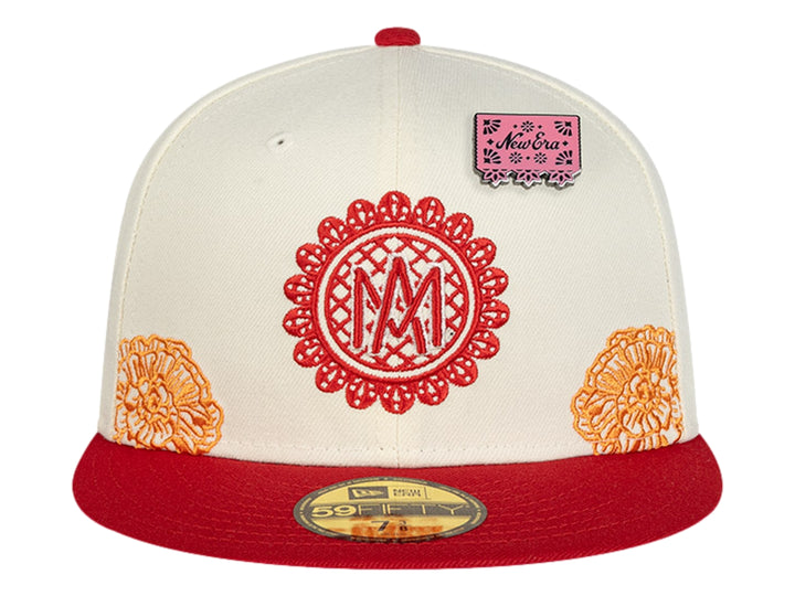 Gorra New Era blanca con visera roja y bordados decorativos en rojo y naranja.