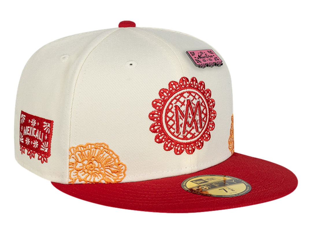 Gorra New Era blanca con visera roja y bordados decorativos en rojo y naranja.