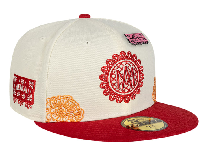 Gorra New Era blanca con visera roja y bordados decorativos en rojo y naranja.