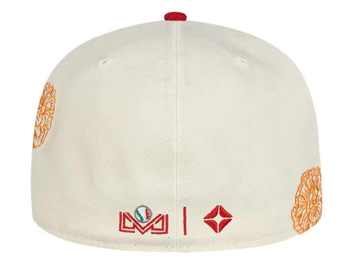 Gorra New Era blanca con visera roja y bordados decorativos en rojo y naranja.