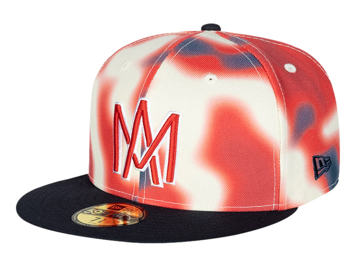 Gorra New Era con diseño heatmap en naranja y blanco, visera plana negra y logo MM frontal.