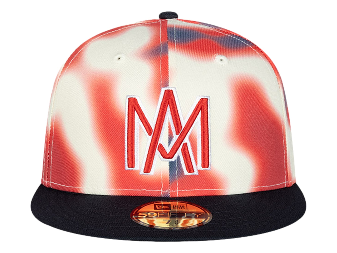 Gorra New Era con diseño heatmap en naranja y blanco, visera plana negra y logo MM frontal.