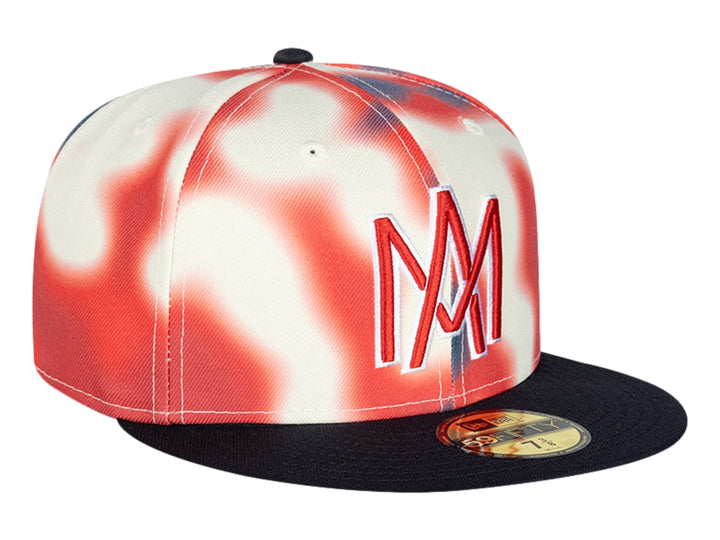 Gorra New Era con diseño heatmap en naranja y blanco, visera plana negra y logo MM frontal.