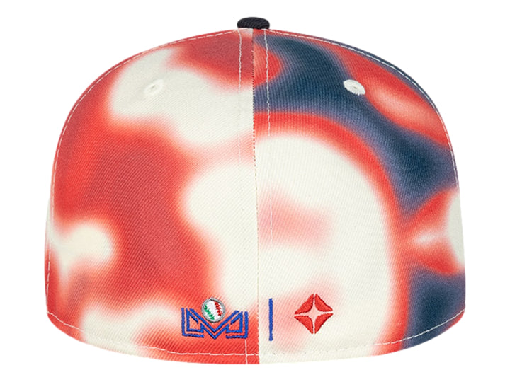 Gorra New Era con diseño heatmap en naranja y blanco, visera plana negra y logo MM frontal.