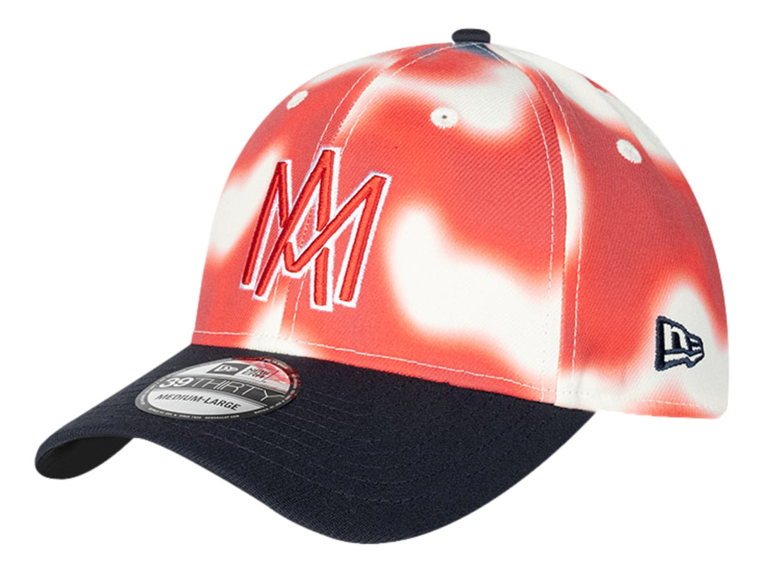 Gorra New Era con estampado abstracto en tonos rojo y blanco, visera color azul marino y logo bordado al frente.