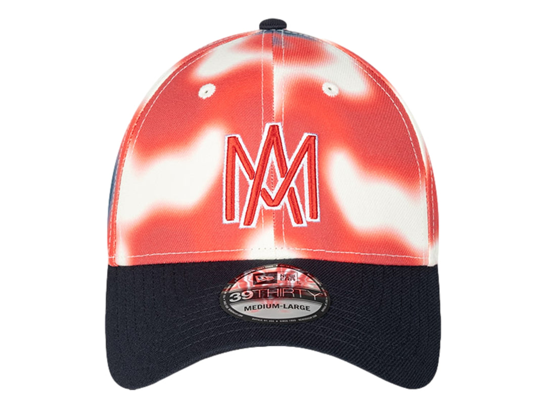 Gorra New Era con estampado abstracto en tonos rojo y blanco, visera color azul marino y logo bordado al frente.