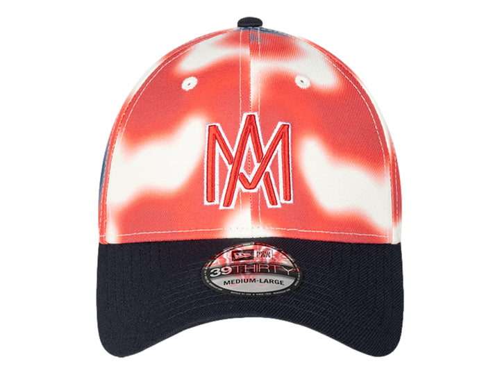 Gorra New Era con estampado abstracto en tonos rojo y blanco, visera color azul marino y logo bordado al frente.