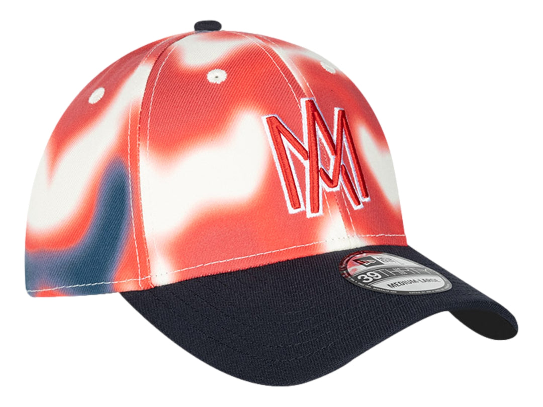 Gorra New Era con estampado abstracto en tonos rojo y blanco, visera color azul marino y logo bordado al frente.