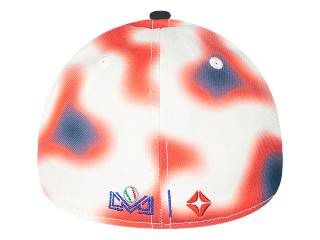 Gorra New Era con estampado abstracto en tonos rojo y blanco, visera color azul marino y logo bordado al frente.
