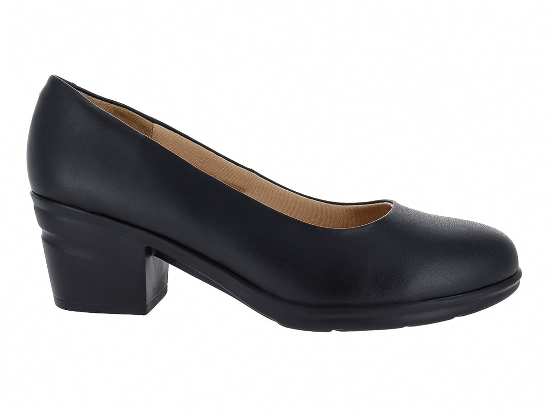 Zapato negro de tacón cuadrado y punta cerrada.