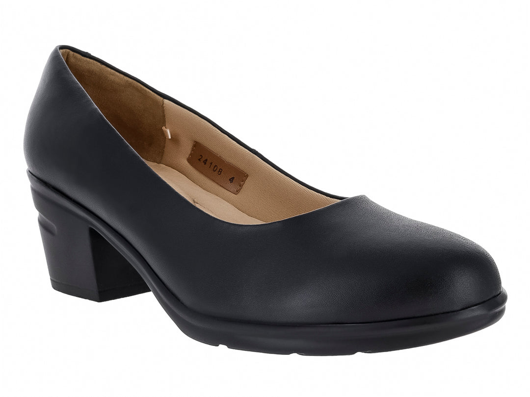 Zapato negro de tacón cuadrado y punta cerrada.