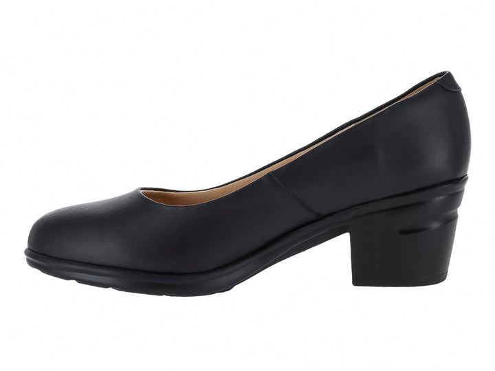 Zapato negro de tacón cuadrado y punta cerrada.