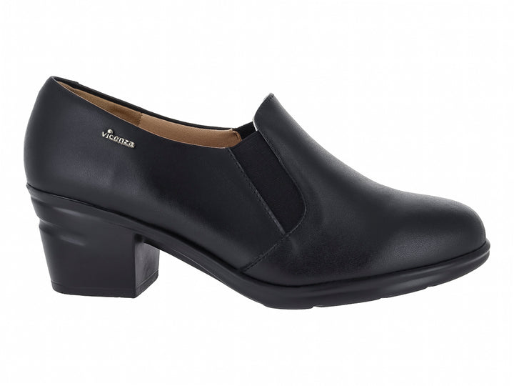 Zapato negro de tacón cuadrado y punta redondeada para mujer, estilo clásico y formal.