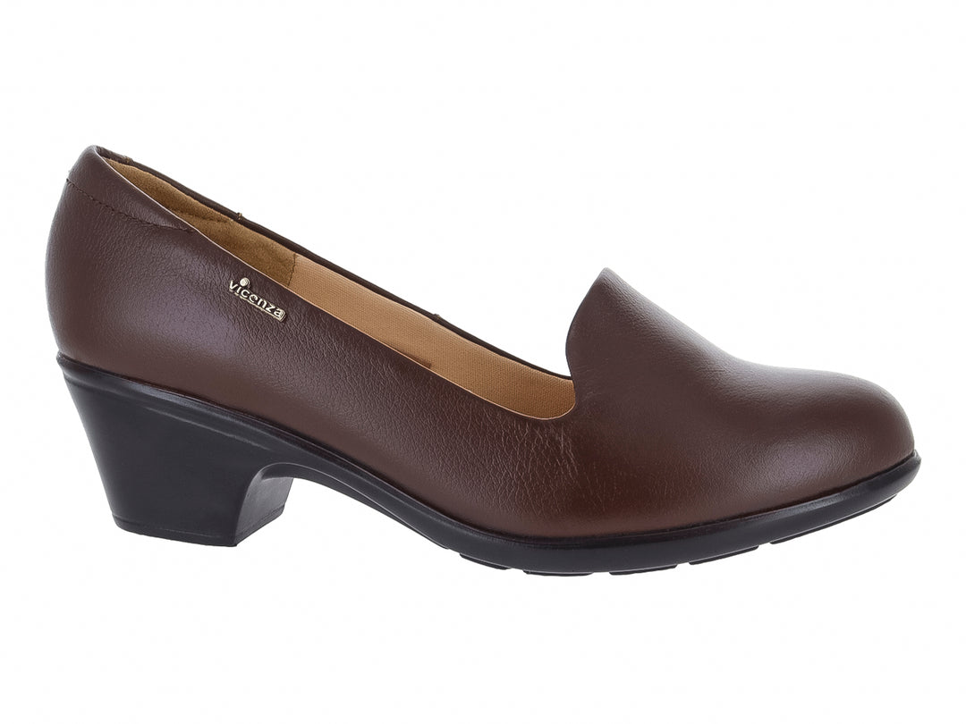 Zapato de tacón bajo color café marca Vicenza para mujer con suela negra y diseño clásico.
