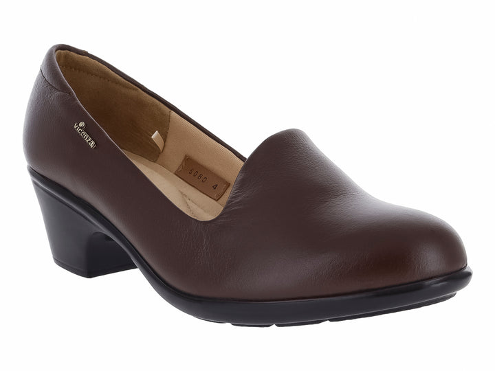 Zapato de tacón bajo color café marca Vicenza para mujer con suela negra y diseño clásico.