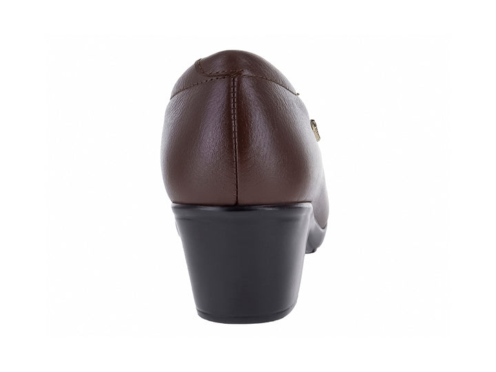 Zapato de tacón bajo color café marca Vicenza para mujer con suela negra y diseño clásico.