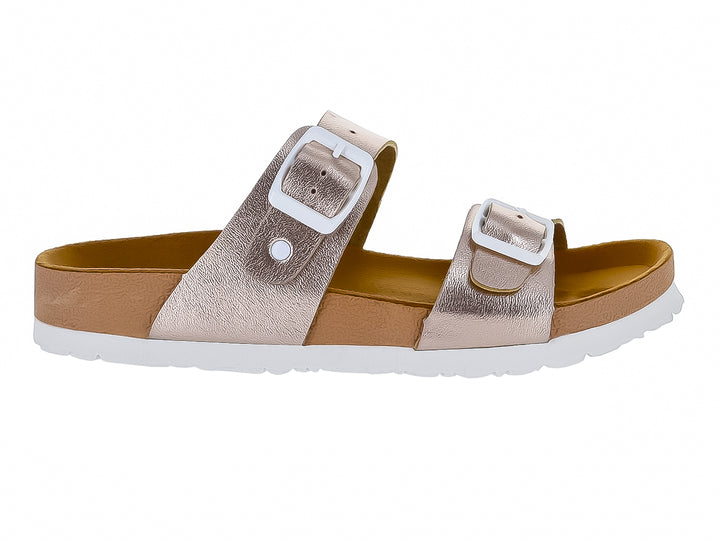 Sandalias color oro rosado con dos correas, hebillas blancas y suela blanca.