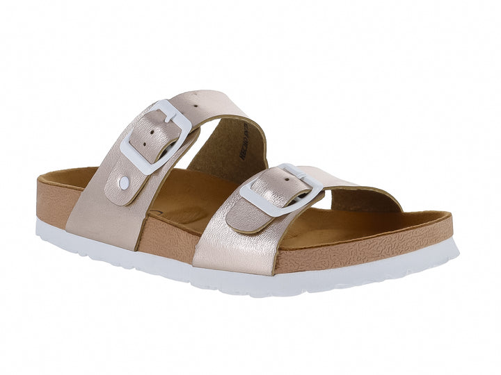 Sandalias color oro rosado con dos correas, hebillas blancas y suela blanca.