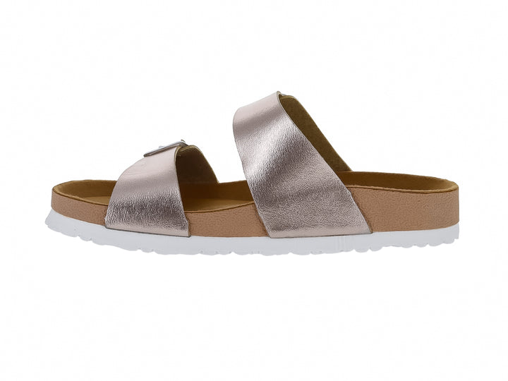 Sandalias color oro rosado con dos correas, hebillas blancas y suela blanca.